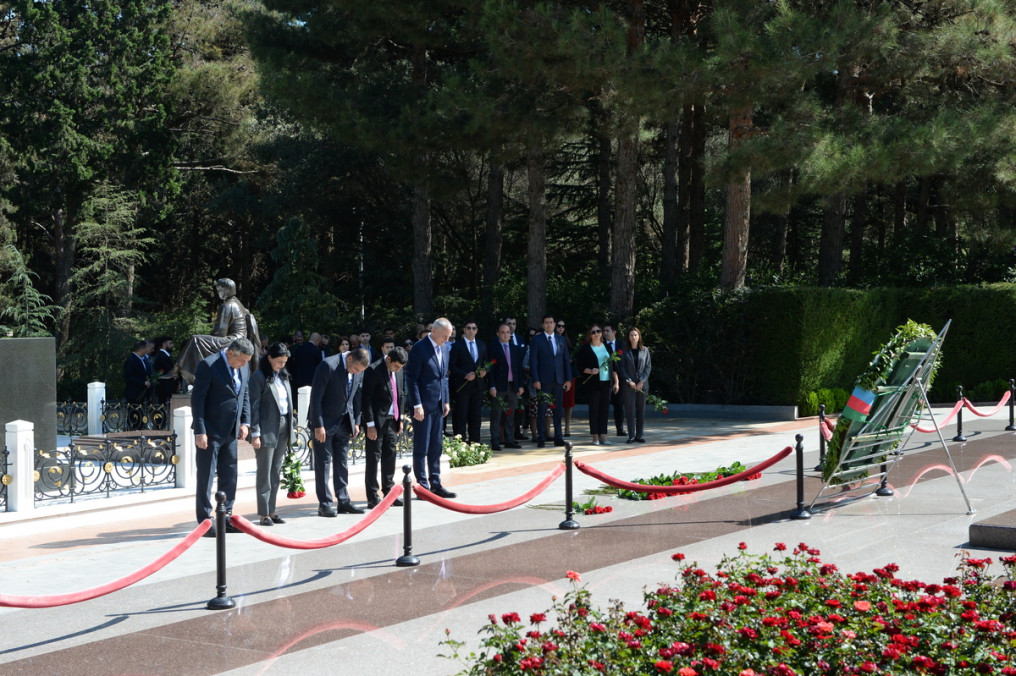 DTA əməkdaşları və turizm sənayesi nümayəndələri 29 sentyabr - Turizm işçiləri günü ilə əlaqədar Fəxri Xiyabanı ziyarət ediblər}