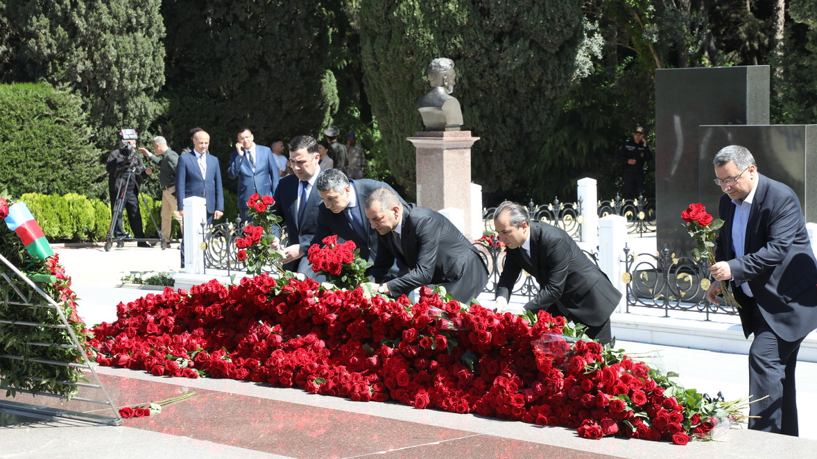 >DTA əməkdaşları və turizm sənayesi nümayəndələri Ulu Öndərin 102-ci ildönümü ilə əlaqədar Fəxri Xiyabanı ziyarət ediblər